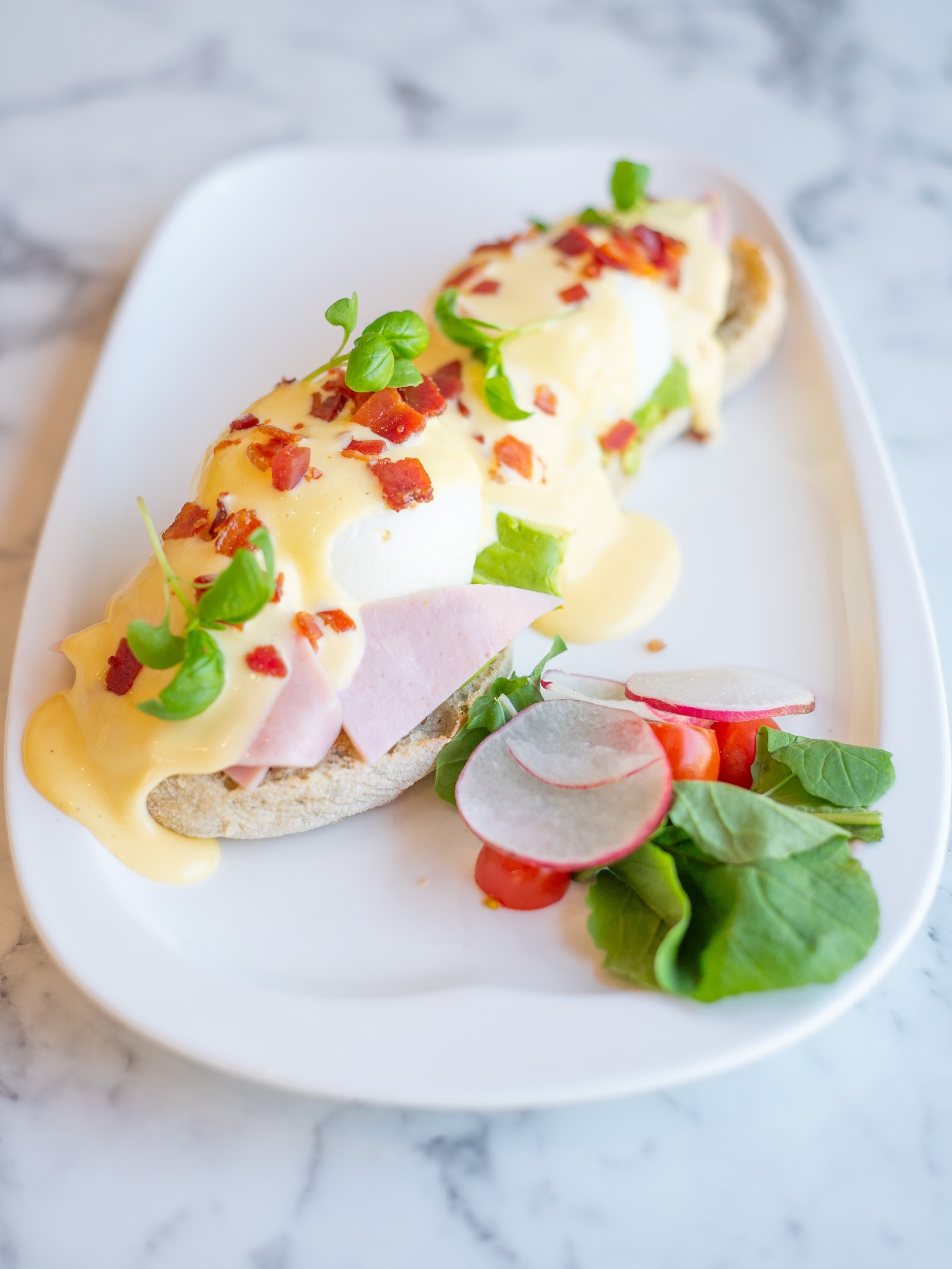 Plato de brunch de Macchiata con huevos benedictinos